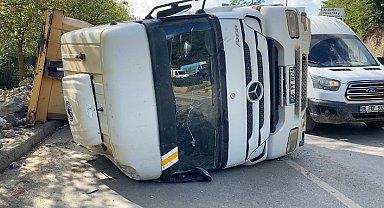 Beykoz'da hafriyat kamyonu devrildi: 1 yaralı
