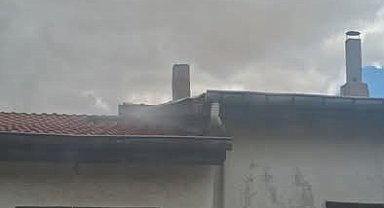 Beypazarı'nda dükkan çatısında çıkan yangın söndürüldü