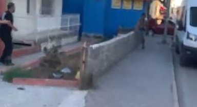 Bıçaklandıktan sonra duvardan atlayıp kaçmaya çalıştı: O anlar kameraya yansıdı