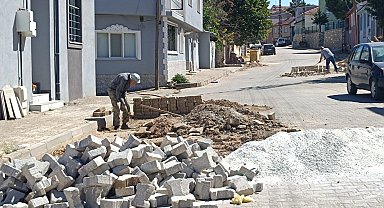 Bilecik Pazaryeri'nde kaldırım onarımları sürüyor