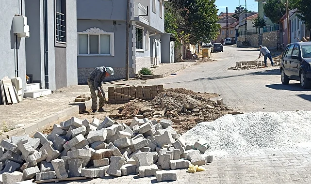 Bilecik Pazaryeri'nde kaldırım onarımları sürüyor