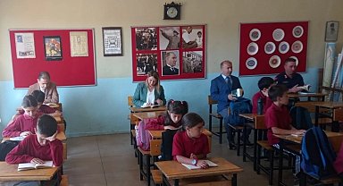 Bilecik Pazaryeri'nde protokol öğrencilerle birlikte kitap okudu