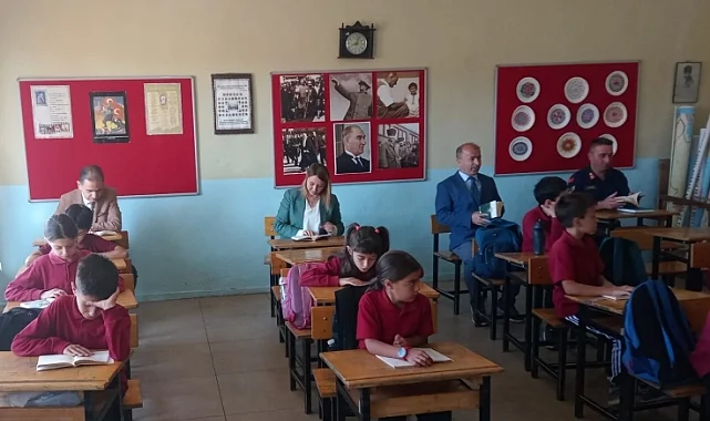 Bilecik Pazaryeri'nde protokol öğrencilerle birlikte kitap okudu