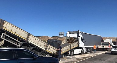 Bilecik'te 3 aracın karıştığı zincirleme trafik kazasında 1 kişi yaralandı