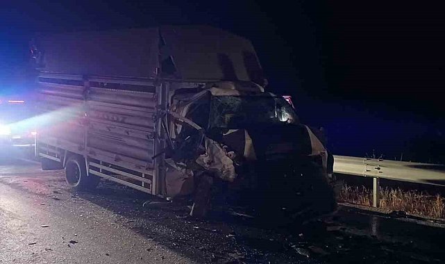 Bilecik'te hafif ticari araç kamyonetle çarpıştı: 1 ölü, 2 yaralı