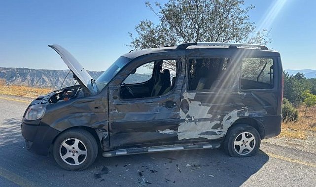 Bilecik'te kamyon ile hafif ticari aracın kafa kafaya çarpıştı, 2 yaralı