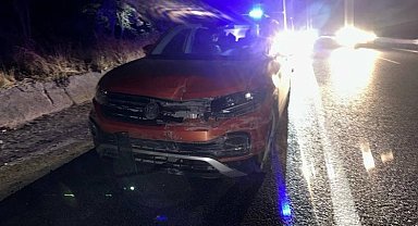 Bilecik'te kontrolden çıkan otomobil refüje çarptı, 1 kişi yaralandı