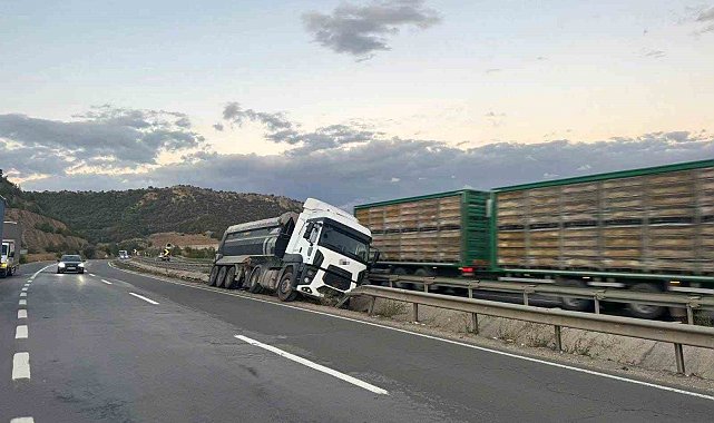 Bilecik'te kontrolden çıkan tır orta refüje çarparken, sürücüsü yaralandı