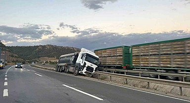 Bilecik'te kontrolden çıkan tır orta refüje çarparken, sürücüsü yaralandı