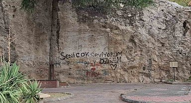 Bilinçsiz gençler üstüne aşklarını yazmıştı, 600 yıllık kaya kitabeye koruma örtüsü