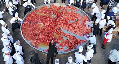 Bin 930 kiloluk dev sucuklu yumurta yaparak dünya rekoru kırdılar