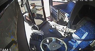 Bingöl'de el freni çekilmeyen otobüs geri kayarak park halindeki diğer otobüse çarptı