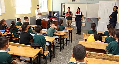 Bingöl'de jandarma öğrencilerin ilk gün heyecanına ortak oldu