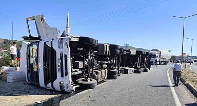Bingöl'de saman yüklü kamyon devrildi, yol trafiğe kapandı