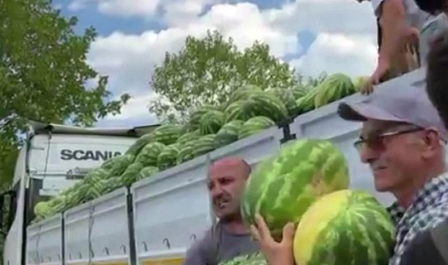 Bir tır dolusu karpuzu ücretsiz dağıttı