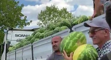 Bir tır dolusu karpuzu ücretsiz dağıttı