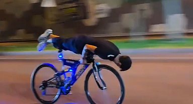 Bisiklet süren gençler canlarını hiçe saydı