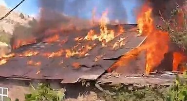 Bitlis'te 2 katlı evde korkutan yangın