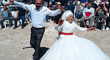 Bitmeyen aşk: 4 çocuklu 9 torunlu çift, 40 yıl sonra düğün yaptı