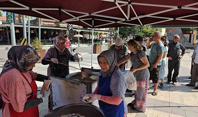 Bitmeyen depremlere karşı halk lokma döktürdü