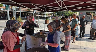 Bitmeyen depremlere karşı halk lokma döktürdü