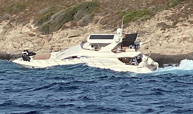 Bodrum'da motoryat, servis botuyla birlikte karaya vurdu