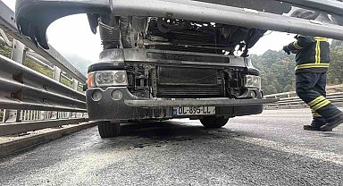 Bolu'da mobilya yüklü kamyon alev aldı: Erken müdahale faciayı önledi