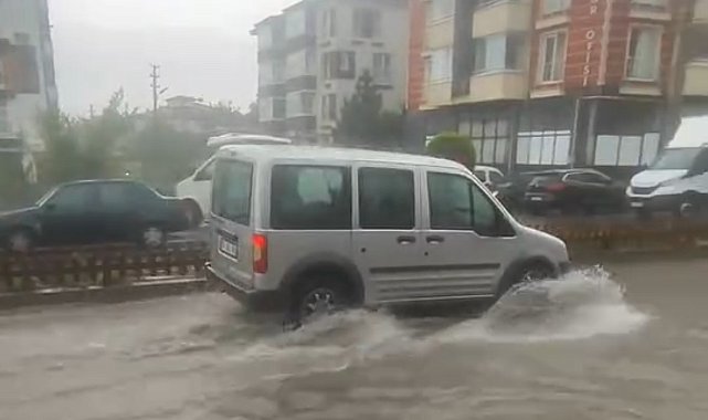 Bolu'da sağanak hayatı felç etti: Sokaklar göle döndü