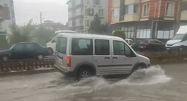 Bolu'da sağanak hayatı felç etti: Sokaklar göle döndü