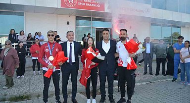 Bolulu sporcular Muaythai'da dünya şampiyonu oldu