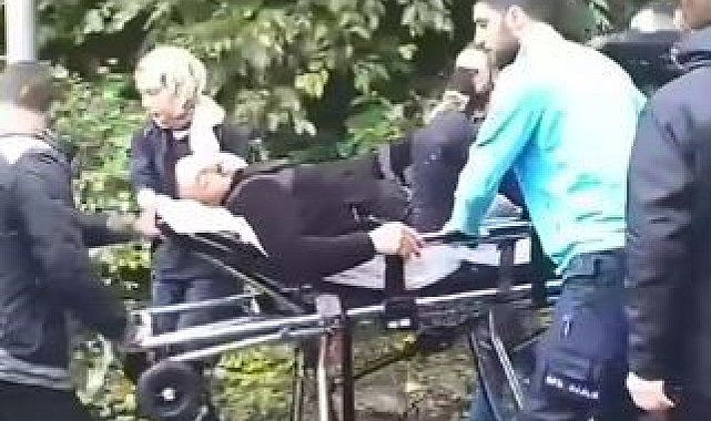 Borçka'da sel bölgesinde yaralanan kişi ambulansa ulaştırıldı