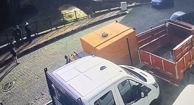 Borçka'da selde tarihi köprünün yıkılma anı kamerada