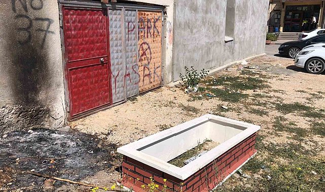 Boş araziye bırakılmış isimli taşı bulunan mezar