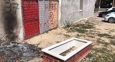 Boş araziye bırakılmış isimli taşı bulunan mezar