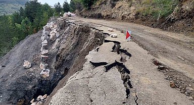 Bozkurt'ta heyelan: Köy yolu ulaşıma kapandı