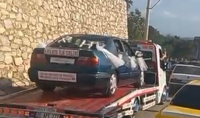 Bozulan gelin arabası yoluna çekicinin üzerinde devam etti