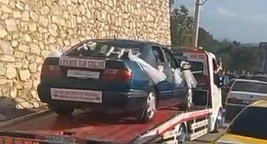 Bozulan gelin arabası yoluna çekicinin üzerinde devam etti