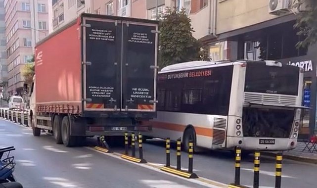 Bozulan otobüs yolu kapadı, kamyon dubaları çiğneyerek yoluna devam etti