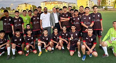 Bulanık Kaymakamı Ömer Övünç Koşansu çocukları sevindirdi