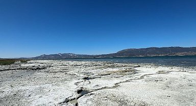 Burdur Gölü'nde balık tutmayı hayal ederken kuruyan gölde otlayan keçileri izliyor