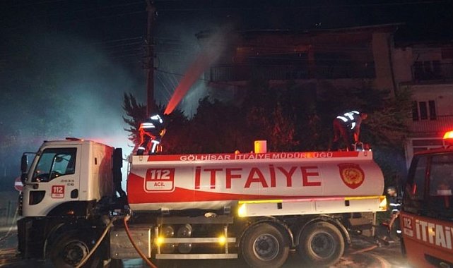 Burdur'da çatıda çıkan yangın daireye sıçardı