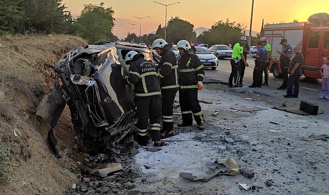 Burdur'da otomobil, otobüs durağına çarptı: 2 yaralı