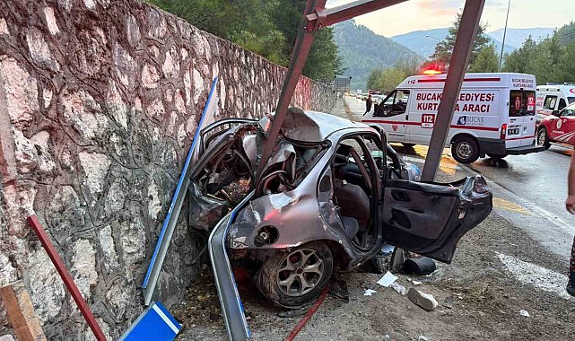 Burdur'da otomobil yol kenarındaki levhaya çarptı: 3 yaralı