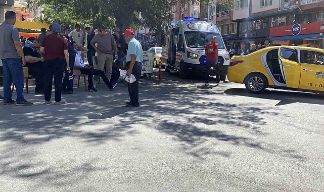 Burdur'da ticari taksi ile otomobil çarpıştı: 3 yaralı