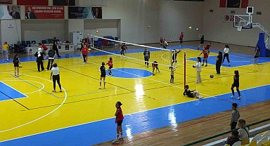 Burhaniye'de 'Annemle Voleybol Oynuyorum' turnuvası başladı