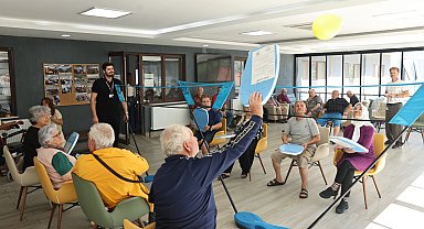 Bursa Nilüfer'de huzurevi sakinleri "Balon Voleybolu" ile eğlendi