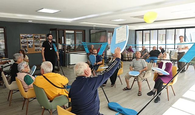 Bursa Nilüfer'de huzurevi sakinleri "Balon Voleybolu" ile eğlendi