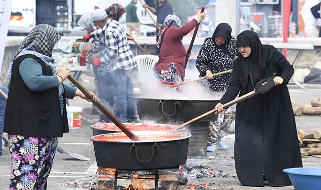 Bursa Osmangazi Belediyesi'nden vatandaşlara salça desteği