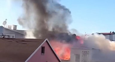 Bursa'da 3 katlı binanın çatısı alev alev yandı