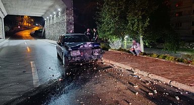 Bursa'da alkollü Mercedes araç sürücüsü, elektrik direğine çarpıp olay yerinden kaçtı